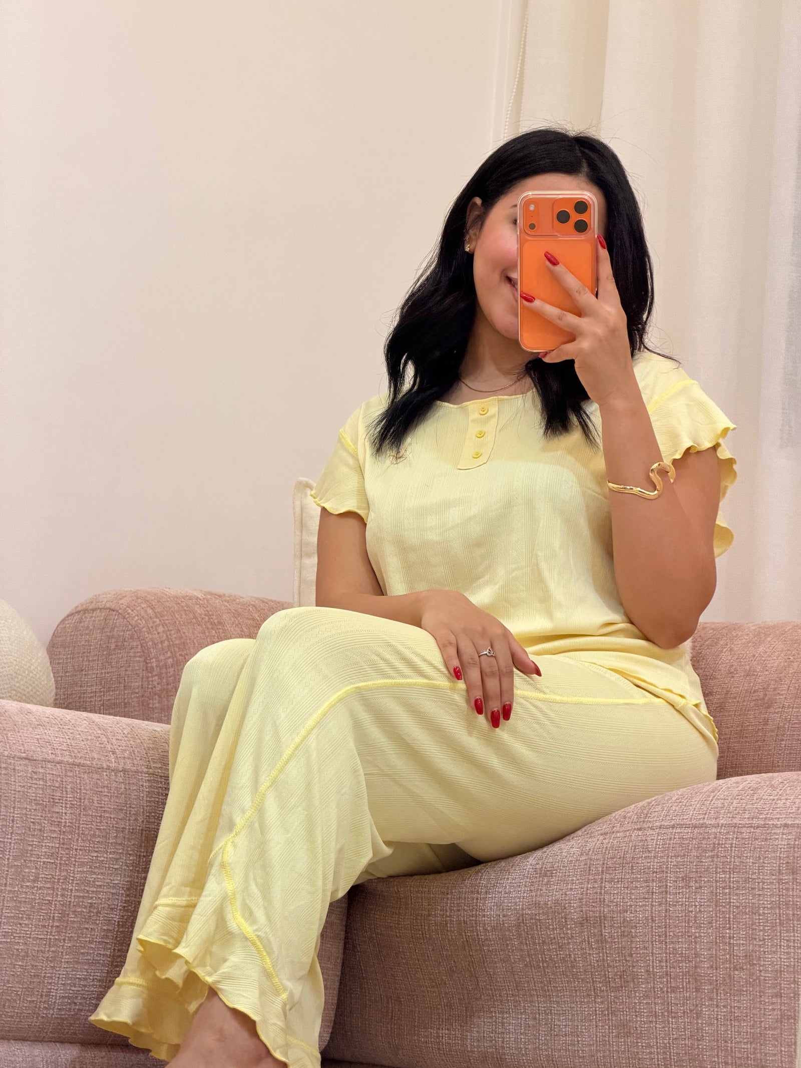 Pyjama 2 pièces femme en coton doux, coloris jaune, assise — Le Vrai Calme