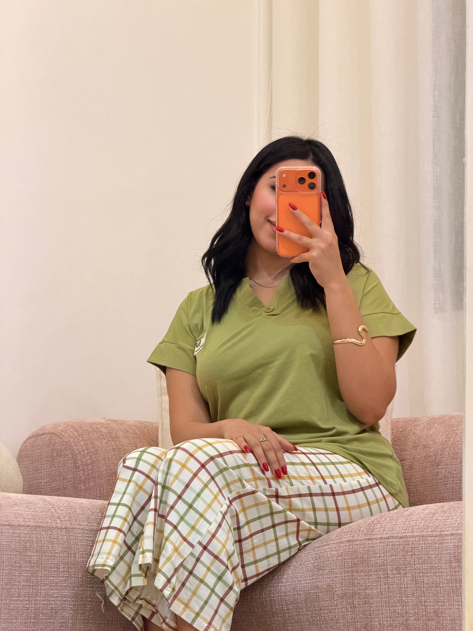 Pyjama 2 pièces femme en coton doux, coloris vert, assise — Le Bon Lit