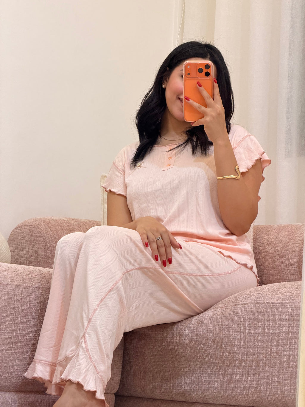 Pyjama 2 pièces femme en coton doux, coloris rose, assise — Le Vrai Calme