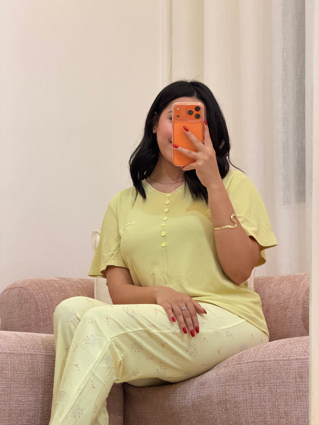Pyjama 2 pièces femme en coton doux, coloris jaune, assise — Le Dimanche