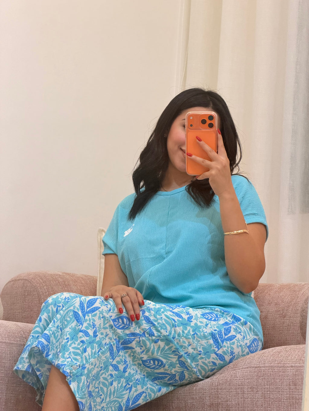 Pyjama 2 pièces femme en coton doux, coloris bleu ciel, assise — La Flânerie
