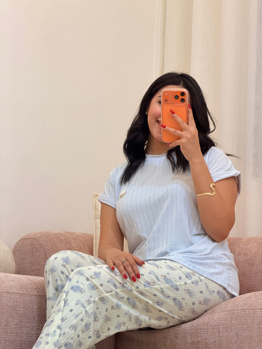 Pyjama 2 pièces femme en coton doux, coloris bleu, assise — Chez Moi