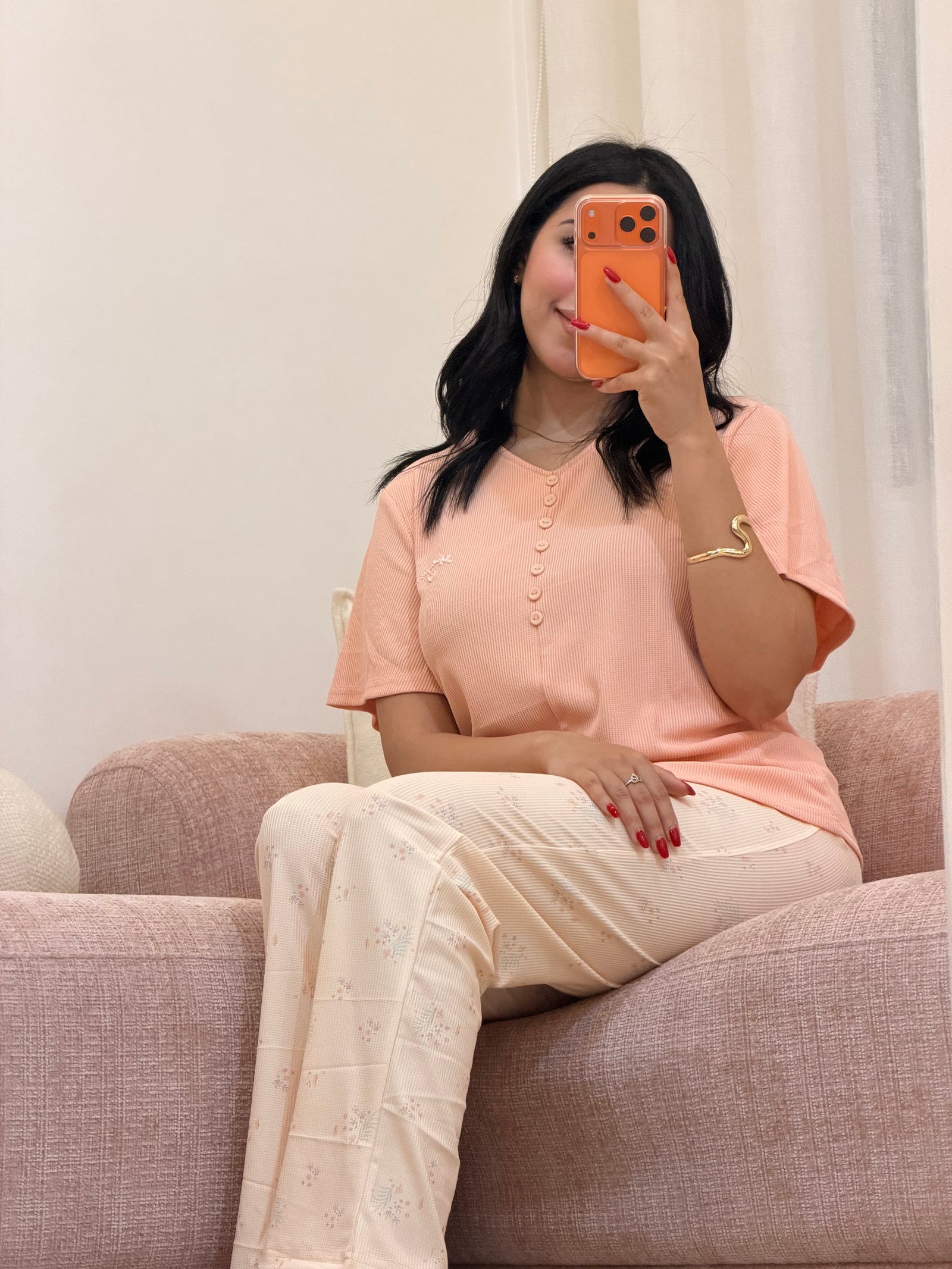 Pyjama 2 pièces femme en coton doux, coloris rose, assise — Le Dimanche