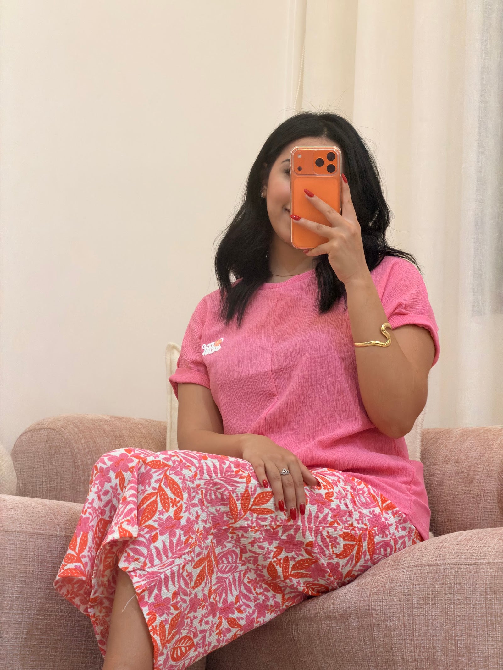 Pyjama 2 pièces femme en coton doux, coloris rose, assise — La Flânerie