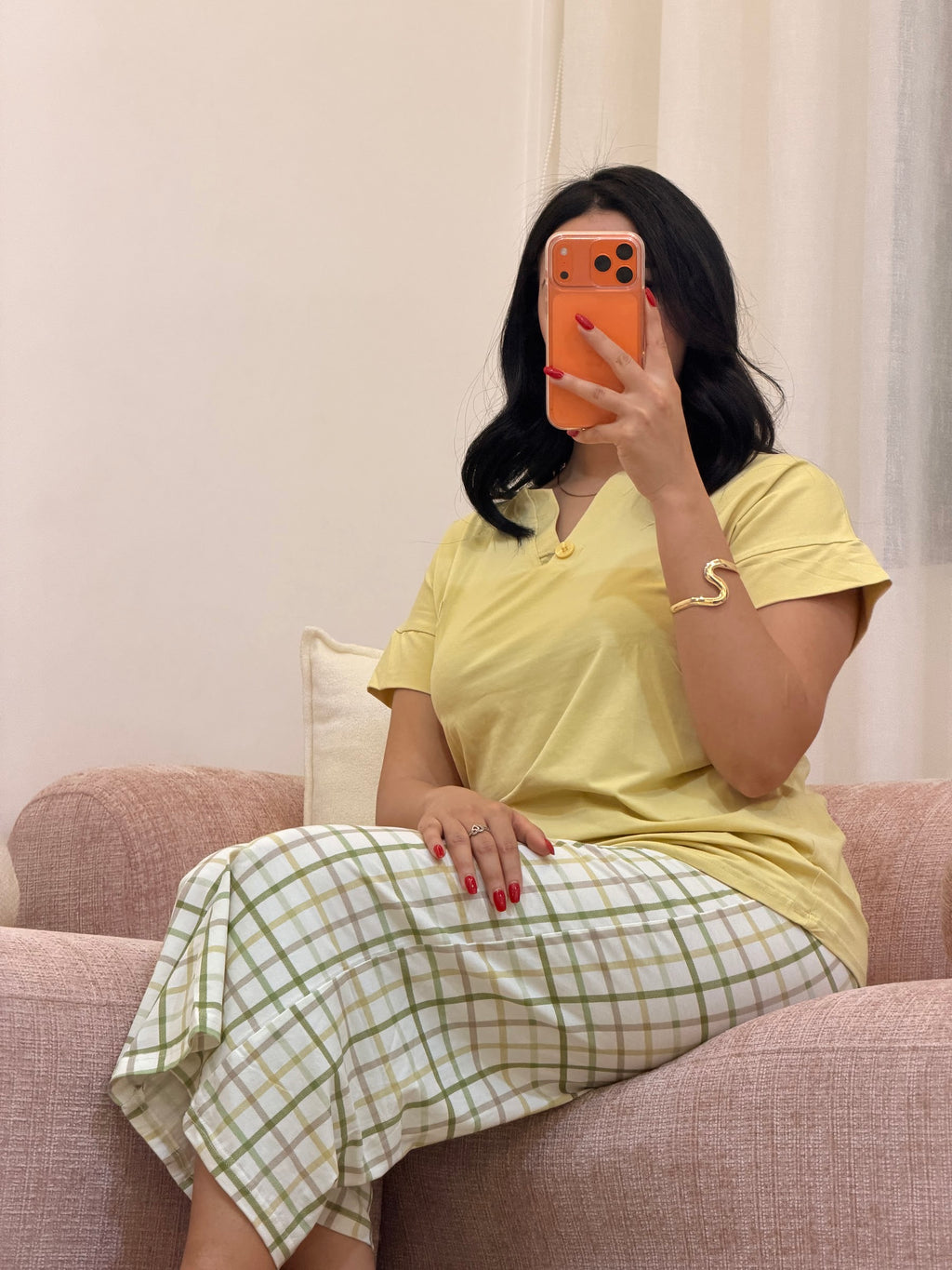 Pyjama 2 pièces femme en coton doux, coloris jaune, assise — Le Bon Lit