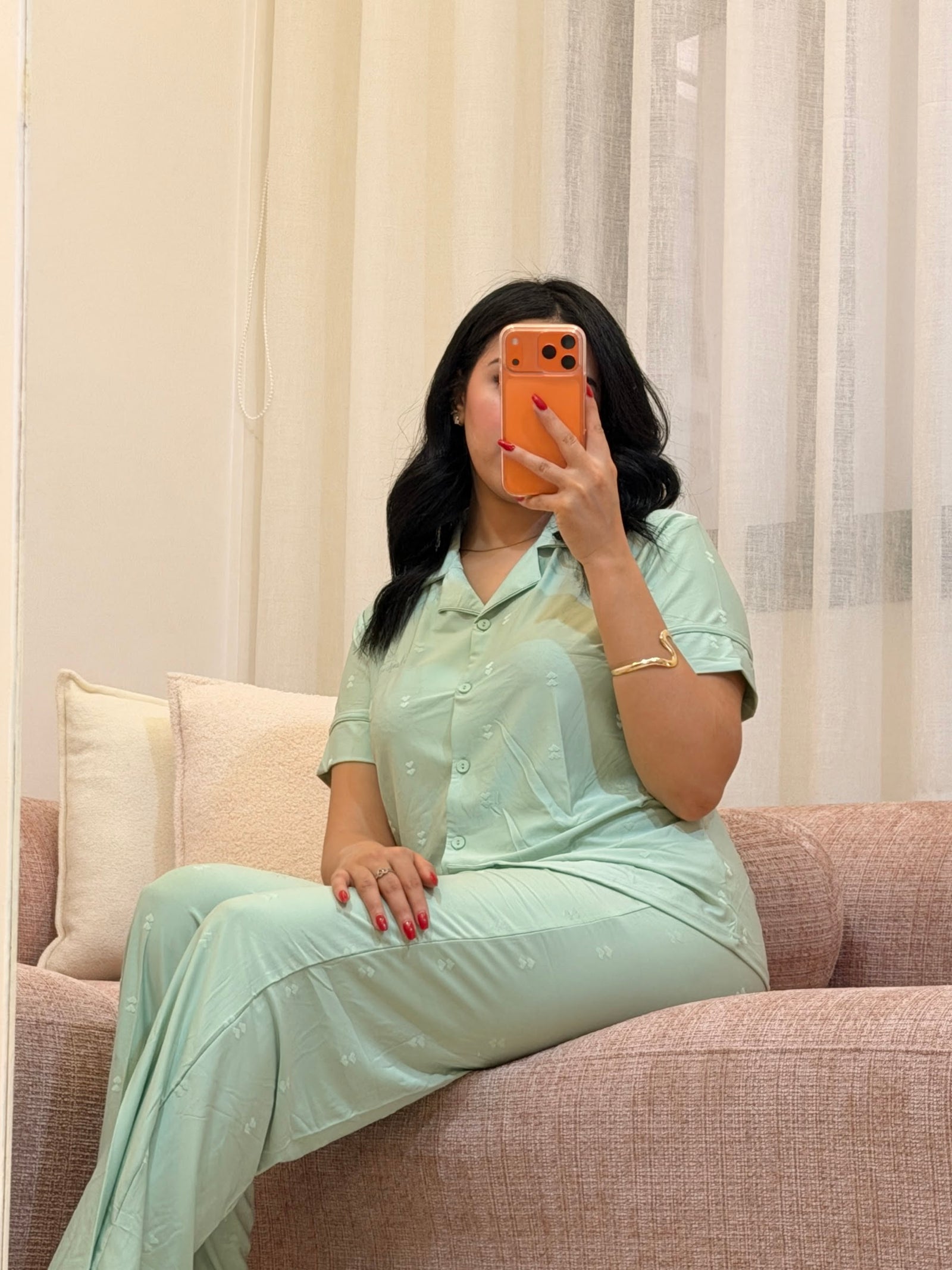 Pyjama 2 pièces femme en coton doux, coloris vert, assise — La Belle Heure