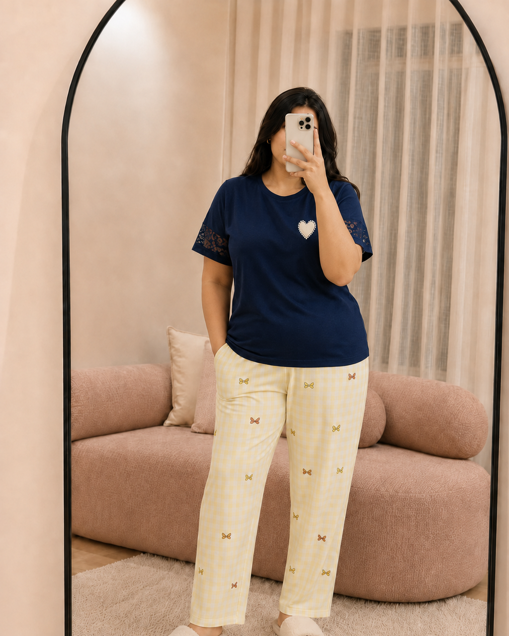Pyjama femme bleu marine t-shirt à cœur perlé et dentelle, pantalon long vichy - La Coquette MOLLIA