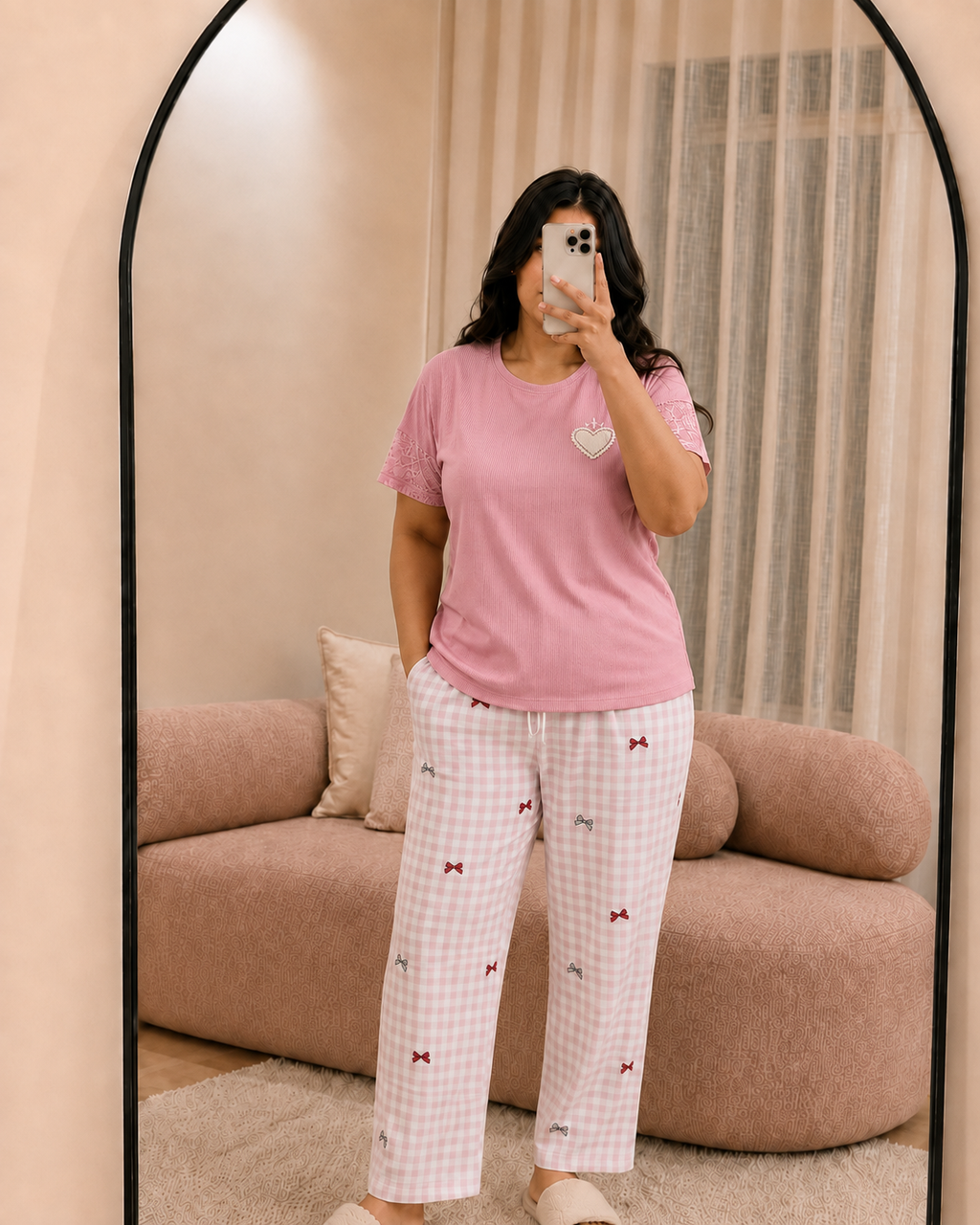 Pyjama femme rose t-shirt à cœur perlé et dentelle, pantalon long à carreaux vichy rose brodé de nœuds - La Coquette MOLLIA