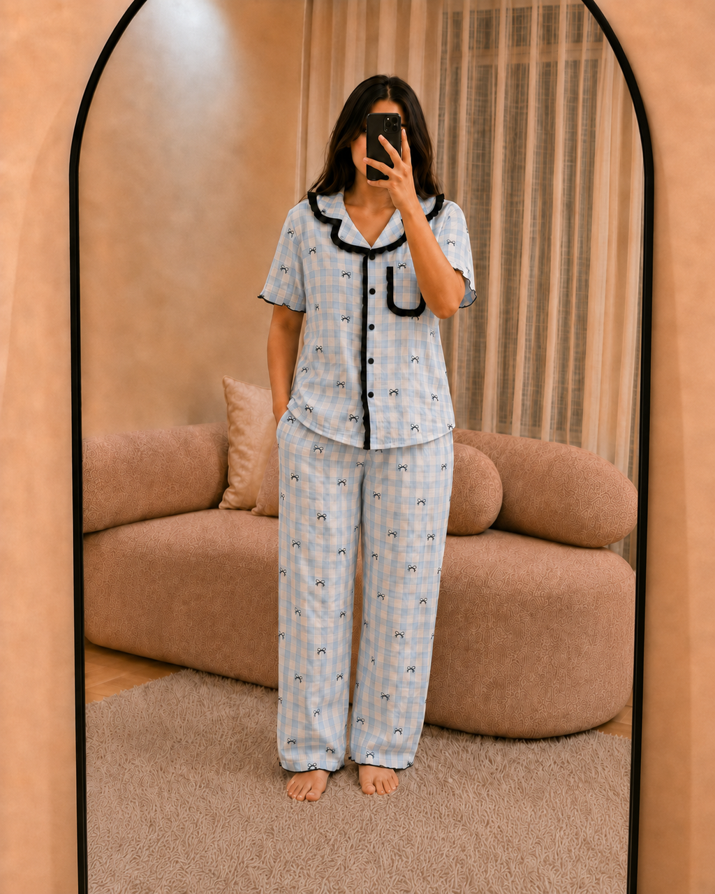 Pyjama femme Le Ruban bleu : chemise à carreaux vichy et petits nœuds, liséré noir, pantalon assorti