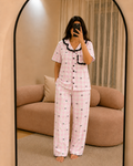 Pyjama femme Le Ruban rose : chemise à carreaux vichy et petits nœuds, liséré noir, pantalon assorti