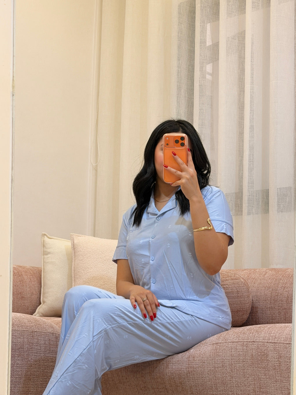 Pyjama 2 pièces femme en coton doux, coloris bleu, assise — La Belle Heure