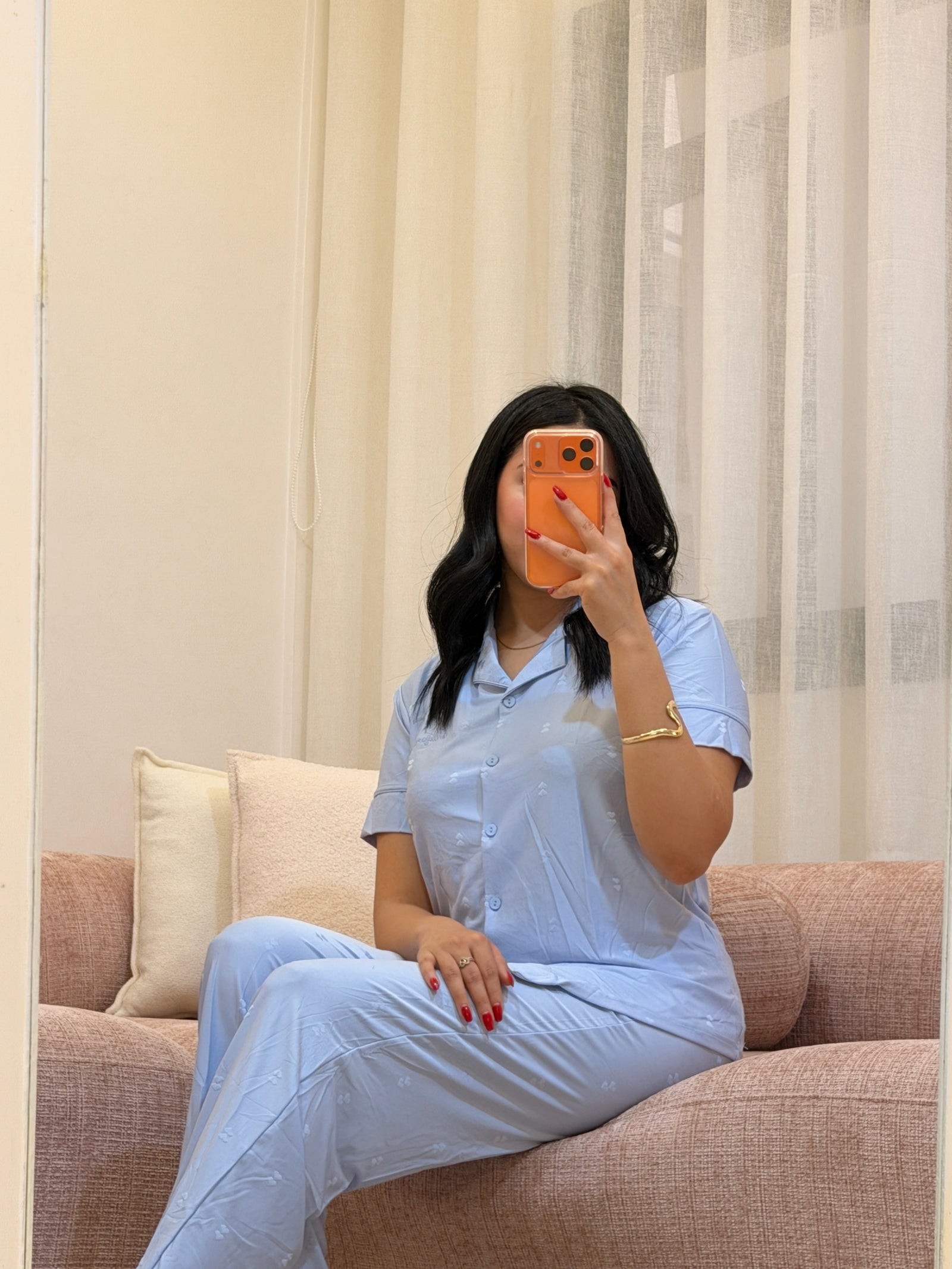 Pyjama 2 pièces femme en coton doux, coloris bleu, assise — La Belle Heure