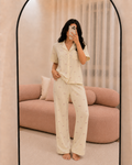 Ensemble pyjama chemise et pantalon large à motif nœuds, tissu fin et léger, coloris jaune — La Demoiselle