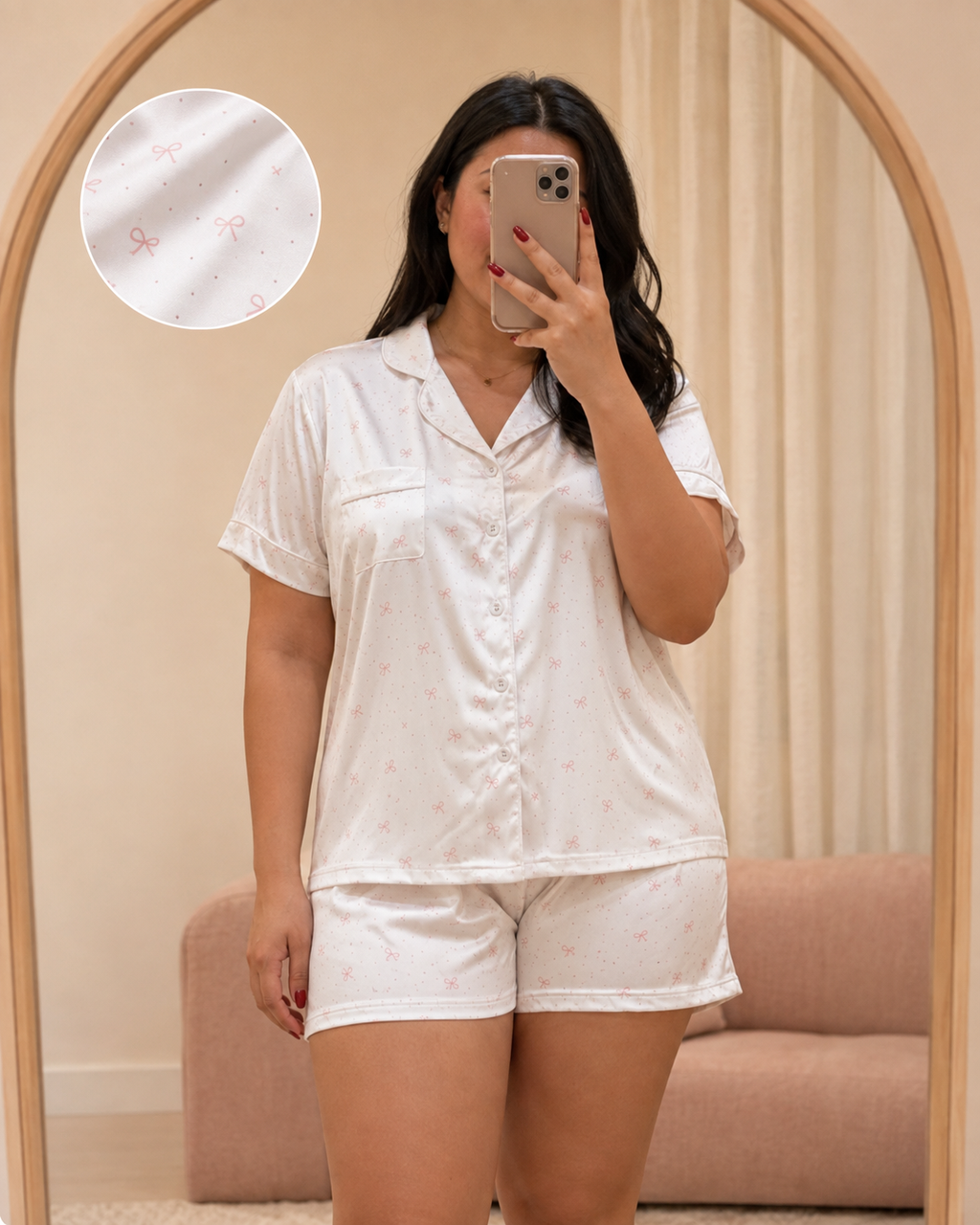 Ensemble chemise et short pyjama femme en satin, coloris blanc à petits nœuds — Le Goûter